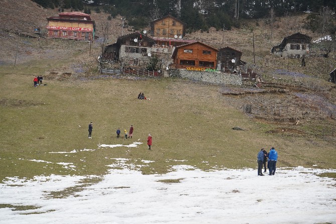 rizenin-camlihemsin-ilcesindeki-doga-harikasi-ayder-yaylasi-koronavirus-salgini-nedeniyle-son-yillarin-en-sessiz-gunlerini-yasiyor-(4).jpg