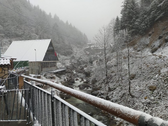rizenin-camlihemsin-ilcesine-bagli-turizm-merkezi-ayder-yaylasi-mart-ayinin-son-gunlerinde-yeniden-beyaza-burundu-2.jpg