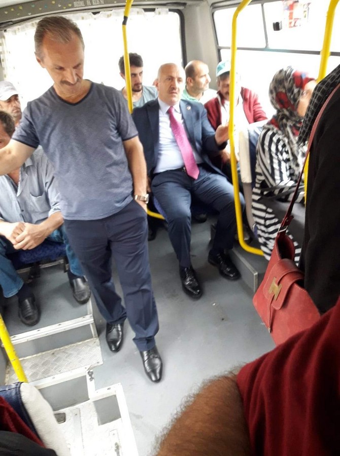rizenin-cayeli-belediye-baskani-ismail-hakki-ciftcinin-belediyeye-giderken-minibuste-cekilen-fotografi-sosyal-medyayi-salladi-(5).jpg