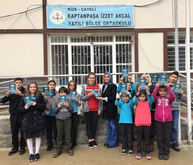 rizenin-cayeli-ilce-milli-egitim-mudurlugu-tarafindan-baslatilan-okumak-yasamaktir-projesi-kapsaminda-172-ogrenci-tarafindan-yazilan-hikayeler-kitaplastirilarak,-genc-yazarlar-icin-imza-gunleri-duzenlendi-(7).jpg