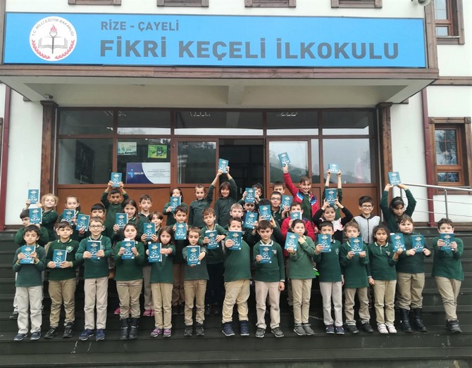 rizenin-cayeli-ilce-milli-egitim-mudurlugu-tarafindan-baslatilan-okumak-yasamaktir-projesi-kapsaminda-172-ogrenci-tarafindan-yazilan-hikayeler-kitaplastirilarak,-genc-yazarlar-icin-imza-gunleri-duzenlendi-(8).jpg