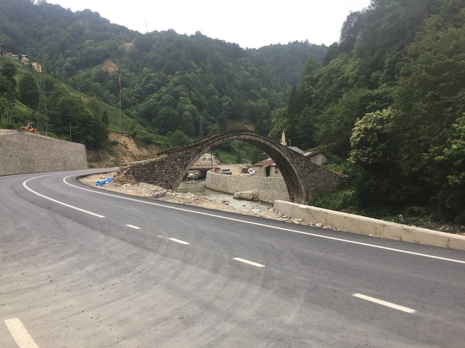 rizenin-cayeli-ilcesinde,-yol-genisletme-calismasi-sirasinda-ayagi-zarar-goren-yaklasik-300-yillik-yesiltepe-kemer-tas-koprusu-onarilmayi-bekliyor--(3).jpg