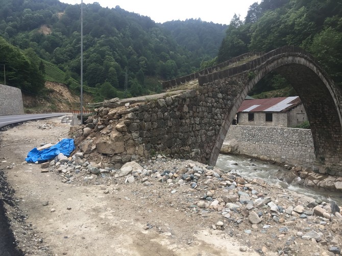 rizenin-cayeli-ilcesinde,-yol-genisletme-calismasi-sirasinda-ayagi-zarar-goren-yaklasik-300-yillik-yesiltepe-kemer-tas-koprusu-onarilmayi-bekliyor--(5).jpg