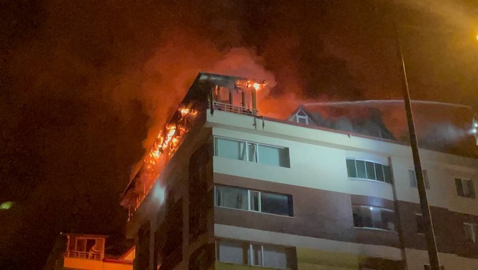 rizenin-cayeli-ilcesinde-8-katli-apartmanin-cati-katinda-yangin-cikti-cayeli-belediyesinin-merdivenli-yangin-araci-bulunmadigindan-yangina-yarim-saat-sonra-mudahale-edilebildi-10.jpg