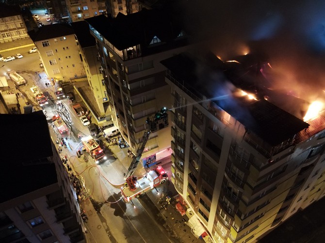 rizenin-cayeli-ilcesinde-8-katli-apartmanin-cati-katinda-yangin-cikti-cayeli-belediyesinin-merdivenli-yangin-araci-bulunmadigindan-yangina-yarim-saat-sonra-mudahale-edilebildi-2.jpg