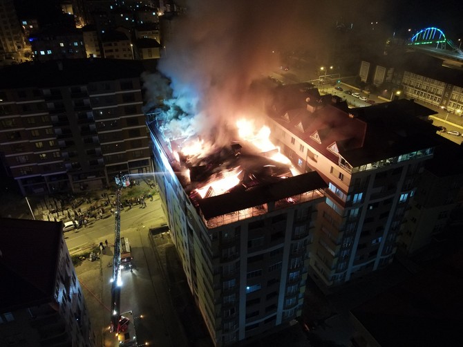 rizenin-cayeli-ilcesinde-8-katli-apartmanin-cati-katinda-yangin-cikti-cayeli-belediyesinin-merdivenli-yangin-araci-bulunmadigindan-yangina-yarim-saat-sonra-mudahale-edilebildi-5.jpg