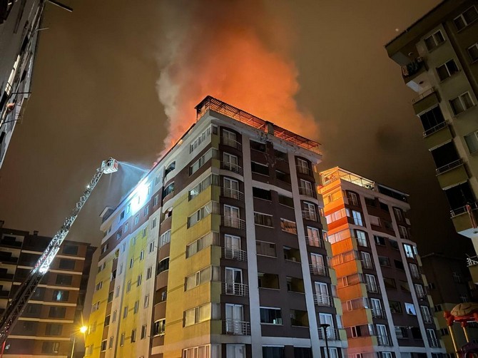 rizenin-cayeli-ilcesinde-8-katli-apartmanin-cati-katinda-yangin-cikti-cayeli-belediyesinin-merdivenli-yangin-araci-bulunmadigindan-yangina-yarim-saat-sonra-mudahale-edilebildi-7.jpg