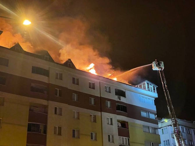 rizenin-cayeli-ilcesinde-8-katli-apartmanin-cati-katinda-yangin-cikti-cayeli-belediyesinin-merdivenli-yangin-araci-bulunmadigindan-yangina-yarim-saat-sonra-mudahale-edilebildi-8.jpg