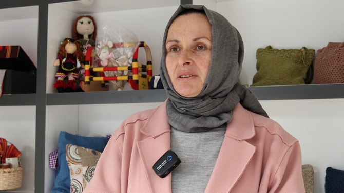 rizenin-cayeli-ilcesinde-kurulan-kadin-girisimi-uretim-ve-isletme-kooperatifi-yoredeki-kadinlarin-urettikleri-esyalari-toplayarak-halka-satisa-sunuyor-2.jpg