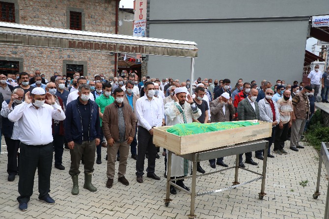rizenin-cayeli-ilcesinde-sel-sularina-kapilarak-vefat-eden-ali-uzunun-cenaze-namazi,-cayeli-ilcesindeki-hacibasi-camisinde-kilindi-(1).jpg