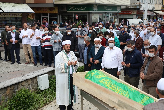 rizenin-cayeli-ilcesinde-sel-sularina-kapilarak-vefat-eden-ali-uzunun-cenaze-namazi,-cayeli-ilcesindeki-hacibasi-camisinde-kilindi-(2).jpg