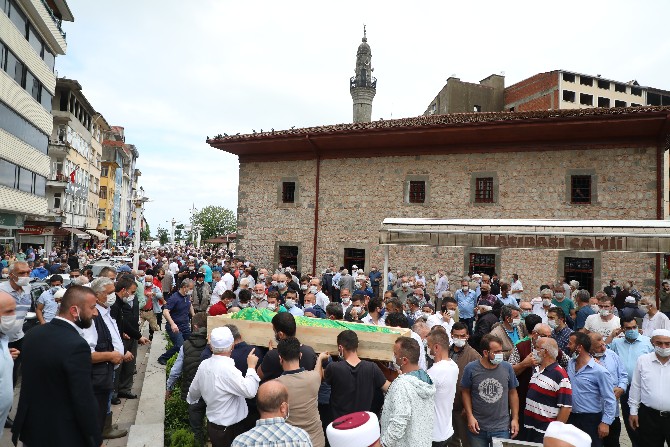 rizenin-cayeli-ilcesinde-sel-sularina-kapilarak-vefat-eden-ali-uzunun-cenaze-namazi,-cayeli-ilcesindeki-hacibasi-camisinde-kilindi-(3).jpg