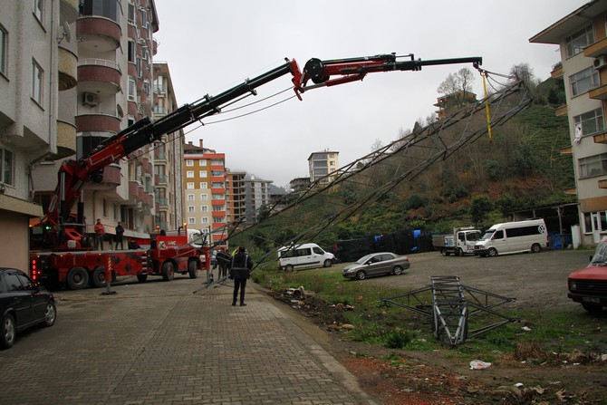 rizenin-cayeli-ilcesinde-uzun-yillardir-kaldirilmasi-icin-yogun-caba-gosterilen-iki-apartman-arasindaki-yuksek-gerilim-hatti-diregi-yapilan-calisma-ile-bulundugu-yerden-kaldirildi-2.jpg