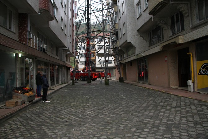 rizenin-cayeli-ilcesinde-uzun-yillardir-kaldirilmasi-icin-yogun-caba-gosterilen-iki-apartman-arasindaki-yuksek-gerilim-hatti-diregi-yapilan-calisma-ile-bulundugu-yerden-kaldirildi-5.jpg