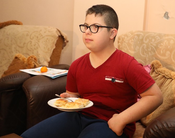 rizenin-cayeli-ilcesinde-yasayan-12-yasindaki-down-sendromlu-berat-sarinin-hayati,-annesinden-gorerek-ilgi-duydugu-oklava-sayesinde-degisti-(7).jpg