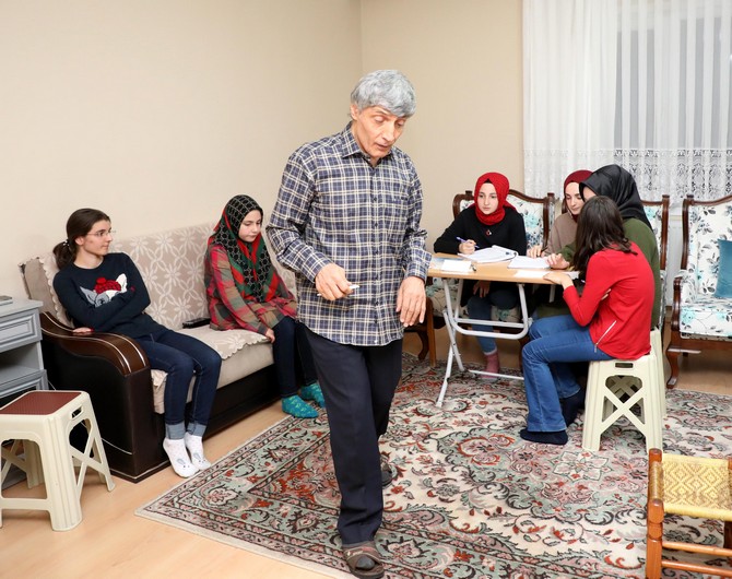 rizenin-cayeli-ilcesinde-yasayan-ve-gecirdigi-rahatsizlik-nedeniyle-kor-olan-muhammet-ali-umit,-33-yildir-evinde-gonullu-olarak-ilk,-orta-ve-lise-ogrencilerine-derslerinde-yardimci-olarak-mutlu-oluyor-(4).jpg