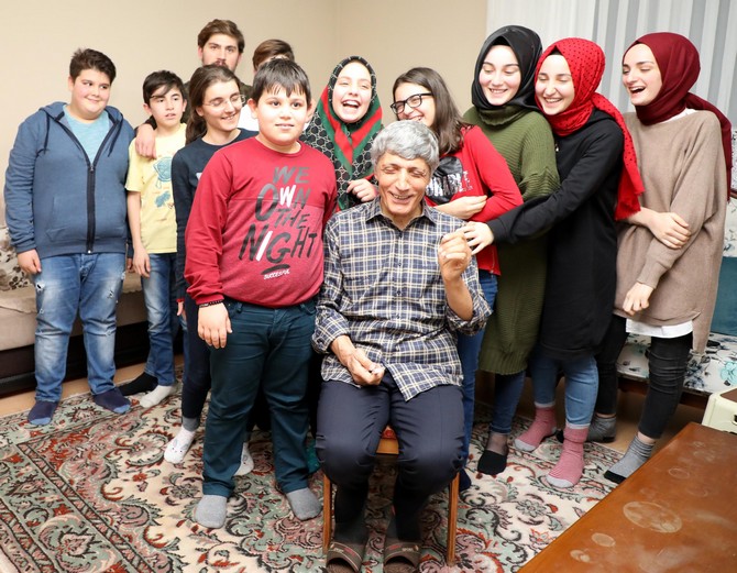 rizenin-cayeli-ilcesinde-yasayan-ve-gecirdigi-rahatsizlik-nedeniyle-kor-olan-muhammet-ali-umit,-33-yildir-evinde-gonullu-olarak-ilk,-orta-ve-lise-ogrencilerine-derslerinde-yardimci-olarak-mutlu-oluyor-(9)-001.jpg
