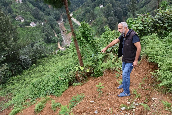 rizenin-cayeli-ilcesine-bagli-buyukkoy-beldesinde-bir-mezar-siddetli-yagislar-neticesi-yasanan-heyelanda-yerinden-30-metre-kaydi-1.jpg