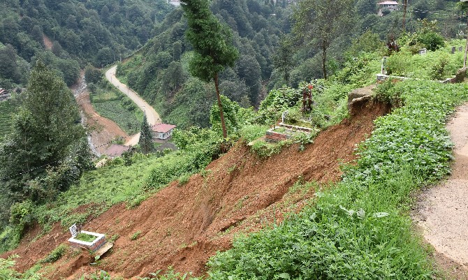 rizenin-cayeli-ilcesine-bagli-buyukkoy-beldesinde-bir-mezar-siddetli-yagislar-neticesi-yasanan-heyelanda-yerinden-30-metre-kaydi-3.jpg