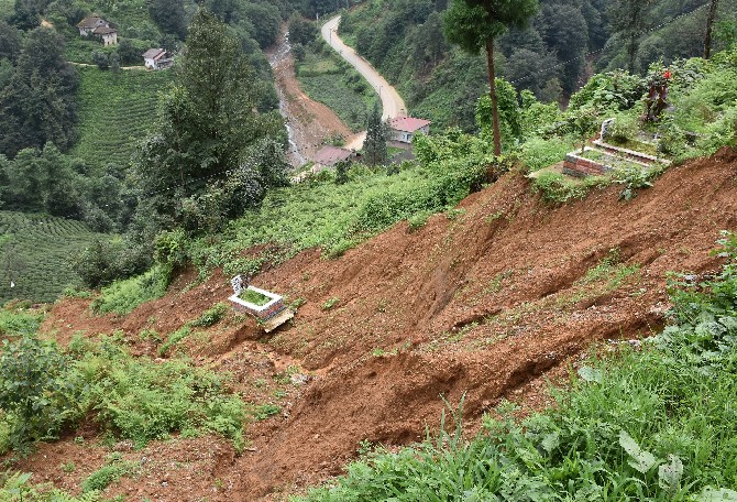rizenin-cayeli-ilcesine-bagli-buyukkoy-beldesinde-bir-mezar-siddetli-yagislar-neticesi-yasanan-heyelanda-yerinden-30-metre-kaydi-6.jpg