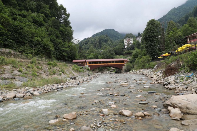 rizenin-cayeli-ilcesine-bagli-kaptanpasa-koyunde-ahsapla-kapatilarak-restorana-donusturulen-dere-uzerindeki-kopru-ilgi-goruyor-(1).jpg