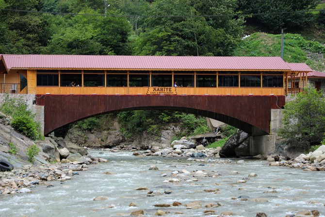 rizenin-cayeli-ilcesine-bagli-kaptanpasa-koyunde-ahsapla-kapatilarak-restorana-donusturulen-dere-uzerindeki-kopru-ilgi-goruyor-(2).jpg