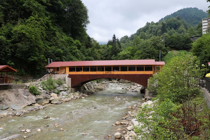 rizenin-cayeli-ilcesine-bagli-kaptanpasa-koyunde-ahsapla-kapatilarak-restorana-donusturulen-dere-uzerindeki-kopru-ilgi-goruyor-(3).jpg