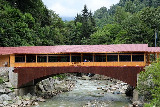 rizenin-cayeli-ilcesine-bagli-kaptanpasa-koyunde-ahsapla-kapatilarak-restorana-donusturulen-dere-uzerindeki-kopru-ilgi-goruyor-(4).jpg