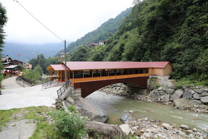 rizenin-cayeli-ilcesine-bagli-kaptanpasa-koyunde-ahsapla-kapatilarak-restorana-donusturulen-dere-uzerindeki-kopru-ilgi-goruyor-(5).jpg