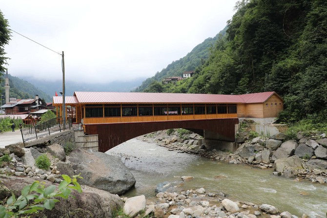 rizenin-cayeli-ilcesine-bagli-kaptanpasa-koyunde-ahsapla-kapatilarak-restorana-donusturulen-dere-uzerindeki-kopru-ilgi-goruyor-(6).jpg
