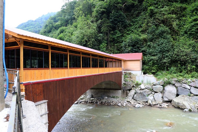 rizenin-cayeli-ilcesine-bagli-kaptanpasa-koyunde-ahsapla-kapatilarak-restorana-donusturulen-dere-uzerindeki-kopru-ilgi-goruyor-(8).jpg