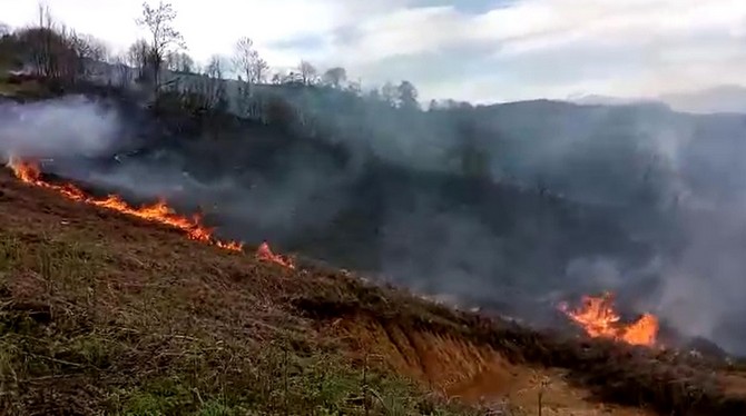 rizenin-derepazari-ilcesinde-arazisindeki-otlari-yakmak-isteyen-bir-vatandas,-ruzgarin-da-etkisiyle-5-donumluk-alanda-yangin-cikmasina-neden-oldu-(1).jpg