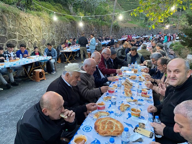rizenin-derepazari-ilcesinde-cakmakcilar-koyu-kultur-dayanisma-ve-yardimlasma-dernegi-5-geleneksel-iftar-programinda-bir-araya-geldi-11.jpg