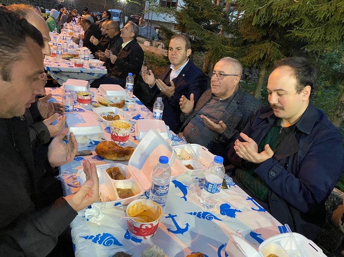 rizenin-derepazari-ilcesinde-cakmakcilar-koyu-kultur-dayanisma-ve-yardimlasma-dernegi-5-geleneksel-iftar-programinda-bir-araya-geldi-12.jpg