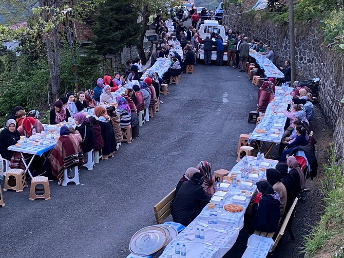 rizenin-derepazari-ilcesinde-cakmakcilar-koyu-kultur-dayanisma-ve-yardimlasma-dernegi-5-geleneksel-iftar-programinda-bir-araya-geldi-15.jpg