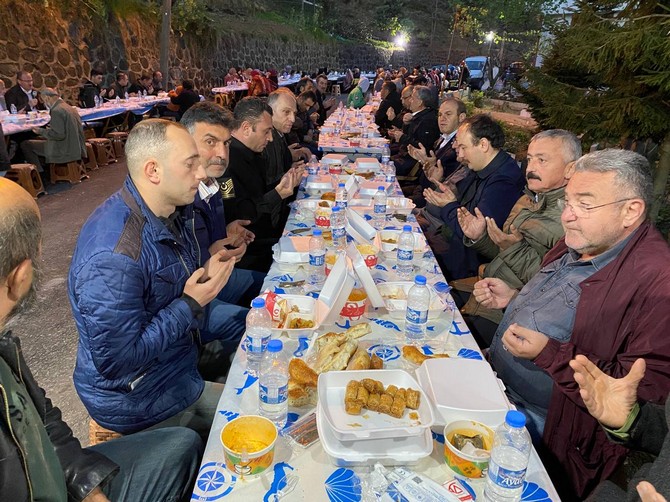 rizenin-derepazari-ilcesinde-cakmakcilar-koyu-kultur-dayanisma-ve-yardimlasma-dernegi-5-geleneksel-iftar-programinda-bir-araya-geldi-16.jpg