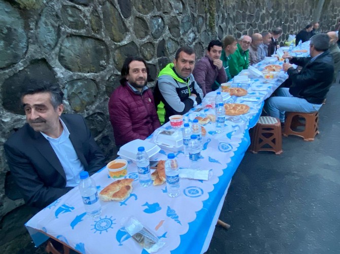 rizenin-derepazari-ilcesinde-cakmakcilar-koyu-kultur-dayanisma-ve-yardimlasma-dernegi-5-geleneksel-iftar-programinda-bir-araya-geldi-17.jpg