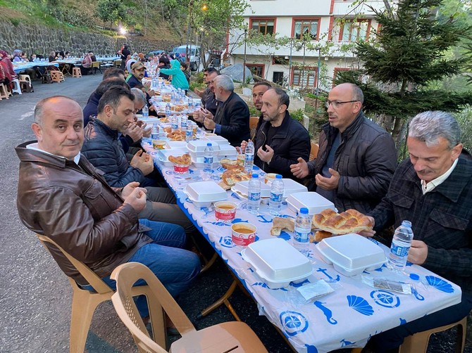 rizenin-derepazari-ilcesinde-cakmakcilar-koyu-kultur-dayanisma-ve-yardimlasma-dernegi-5-geleneksel-iftar-programinda-bir-araya-geldi-18.jpg