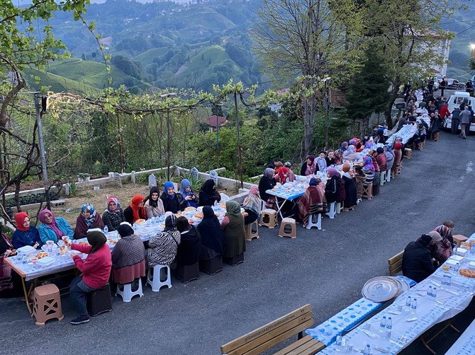 rizenin-derepazari-ilcesinde-cakmakcilar-koyu-kultur-dayanisma-ve-yardimlasma-dernegi-5-geleneksel-iftar-programinda-bir-araya-geldi-21.jpg