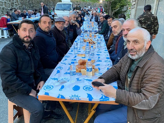 rizenin-derepazari-ilcesinde-cakmakcilar-koyu-kultur-dayanisma-ve-yardimlasma-dernegi-5-geleneksel-iftar-programinda-bir-araya-geldi-4.jpg
