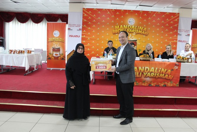 rizenin-derepazari-ilcesinde-derepazari-belediyesi-tarafindan-duzenlenen-mandalina-receli-yarismasi-ile-en-iyi-mandalina-receli-yapan-ureticiler-belirlendi-7.jpg