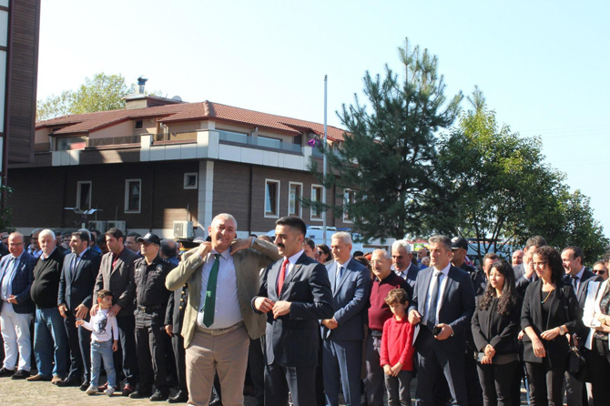rizenin-findikli-ilcesinde-cumhuriyet-bayrami-dolayisiyla-duzenlenen-torende-kaymakam-muhammet-emre-canpolat,-belediye-baskani-ercument-sahin-cervatogluna-kravatini-takmasi-yonunde-uyarida-bulundu..jpg