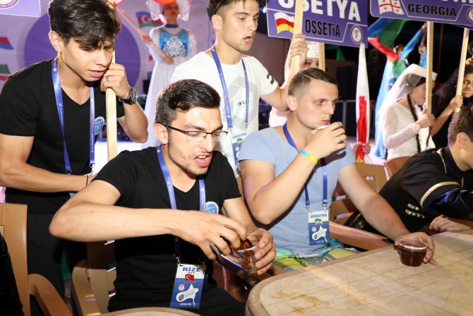 rizenin-findikli-ilcesindeki-uluslararasi-tulum-ve-muzik-festivalinde-en-hizli-cay-icme-yarismasi-gerceklestirildi-(3).jpg