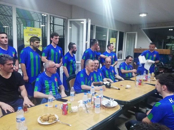 rizenin-genc-esnaflari,-rize’nin-sehit-emniyet-muduru-altug-verdi’nin-sehit-olmadan-once-planlanan-futbol-musabakasini-sehit-verdi’nin-anisina-protokol-uyeleriyle-birlikte-duzenledi-(1).jpg