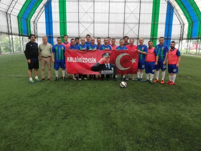 rizenin-genc-esnaflari,-rize’nin-sehit-emniyet-muduru-altug-verdi’nin-sehit-olmadan-once-planlanan-futbol-musabakasini-sehit-verdi’nin-anisina-protokol-uyeleriyle-birlikte-duzenledi-(2).jpg
