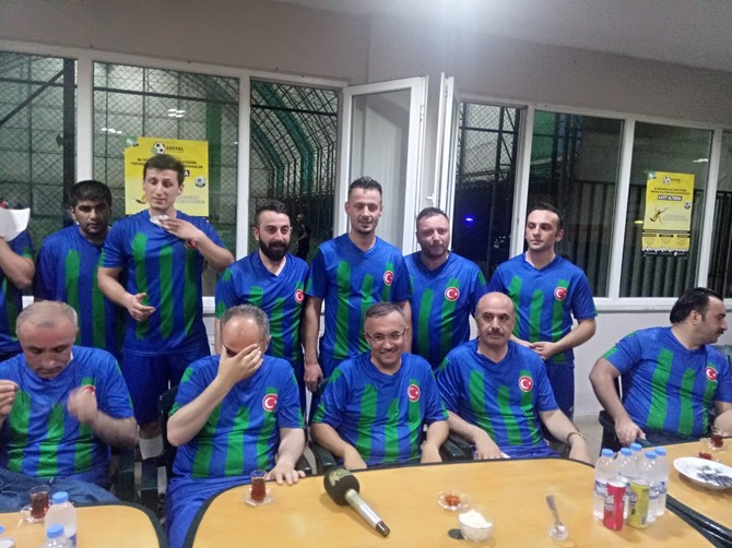 rizenin-genc-esnaflari,-rize’nin-sehit-emniyet-muduru-altug-verdi’nin-sehit-olmadan-once-planlanan-futbol-musabakasini-sehit-verdi’nin-anisina-protokol-uyeleriyle-birlikte-duzenledi-(4).jpg