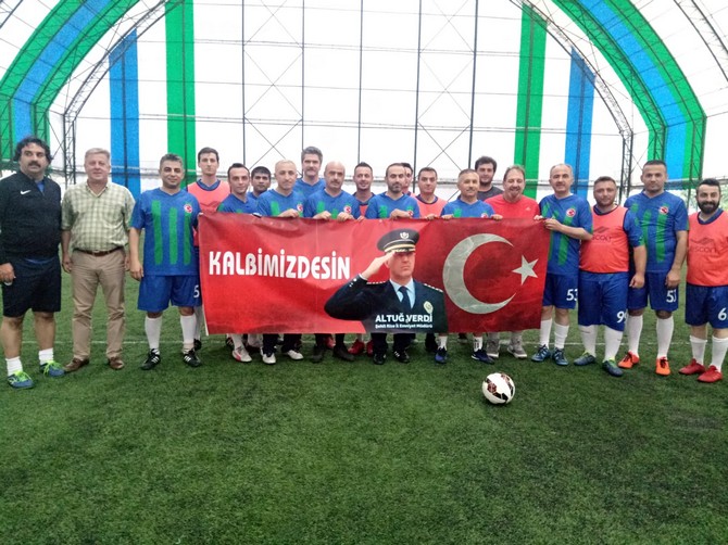 rizenin-genc-esnaflari,-rize’nin-sehit-emniyet-muduru-altug-verdi’nin-sehit-olmadan-once-planlanan-futbol-musabakasini-sehit-verdi’nin-anisina-protokol-uyeleriyle-birlikte-duzenledi-(5).jpg