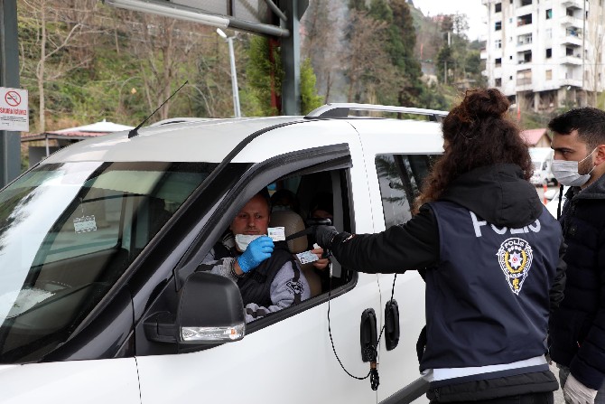 rizenin-giris-noktalarinda-koronaviruse-karsi-saglik-taramasi-suruyor-(2).jpg
