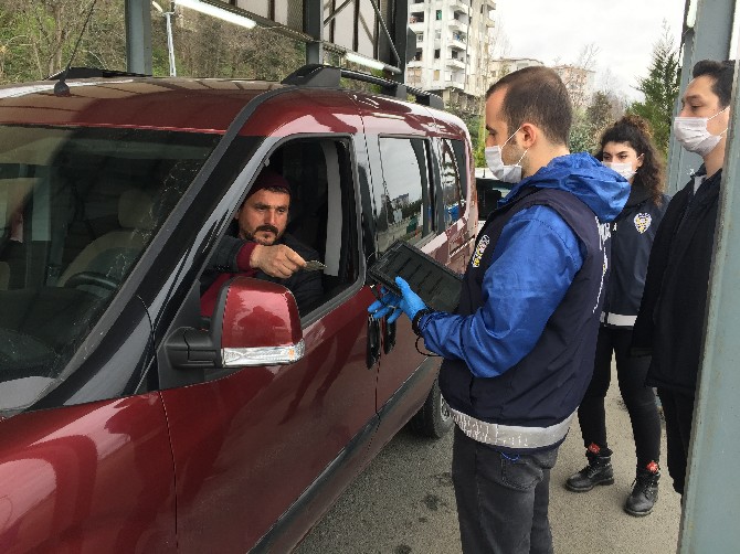 rizenin-giris-noktalarinda-koronaviruse-karsi-saglik-taramasi-suruyor-(7).jpg