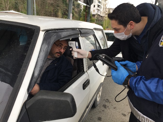 rizenin-giris-noktalarinda-koronaviruse-karsi-saglik-taramasi-suruyor-(8).jpg